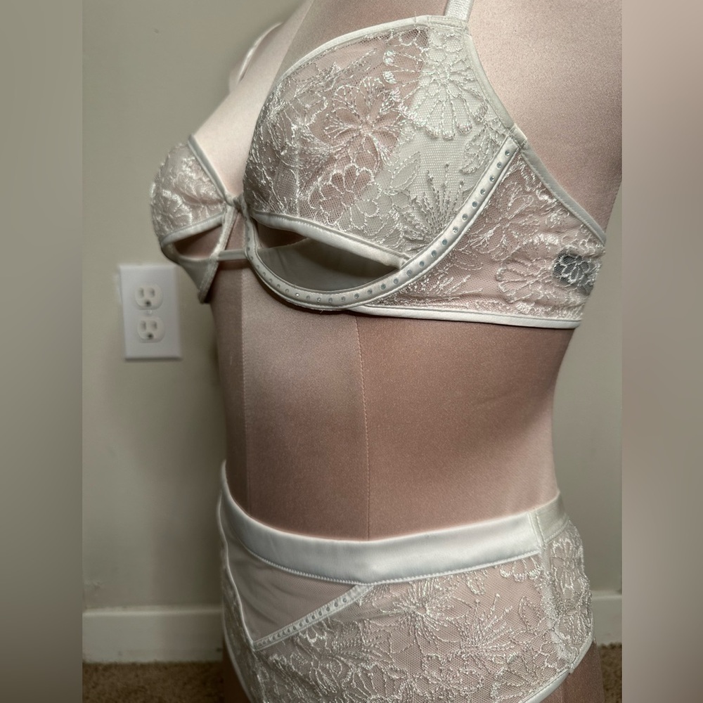 Embroidered set - Picture 2 of 4